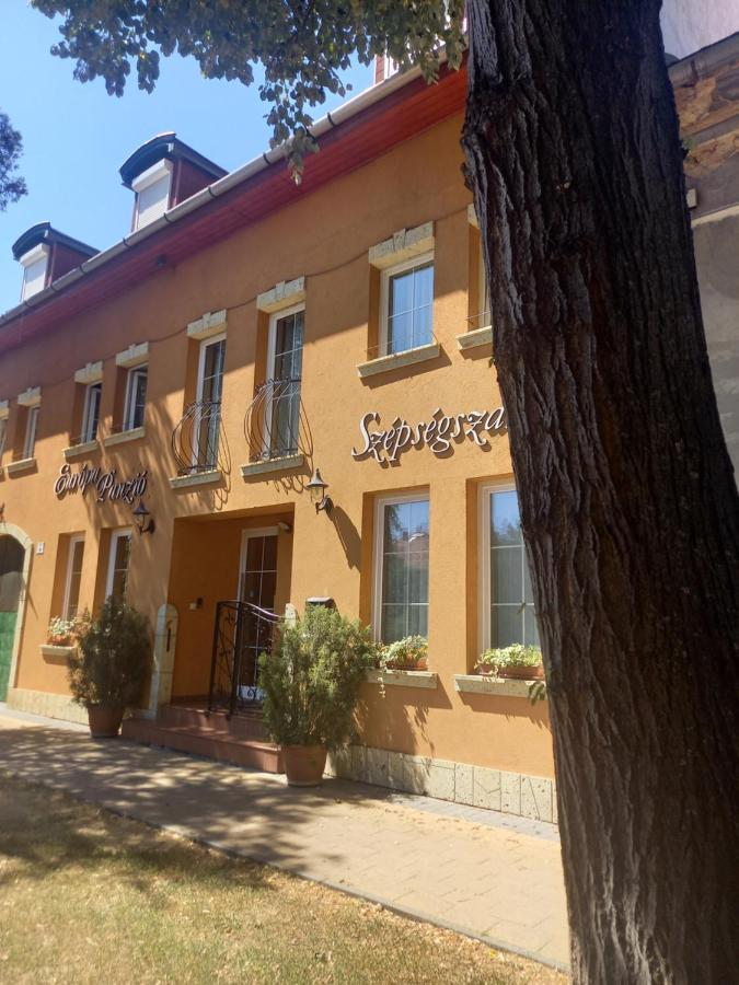 Europa Panzio Bed & Breakfast Eger Exterior photo