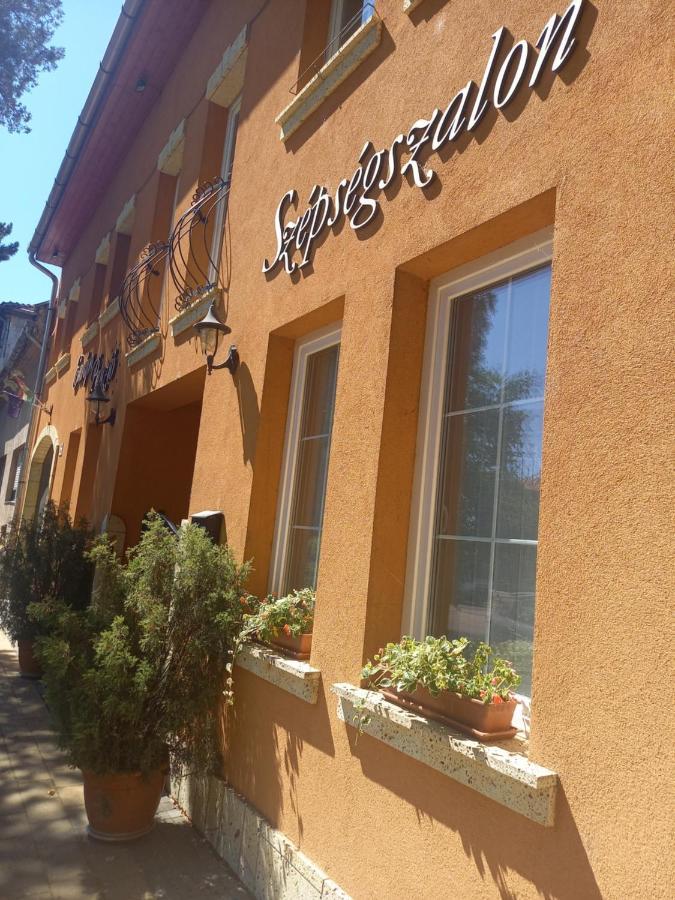 Europa Panzio Bed & Breakfast Eger Exterior photo